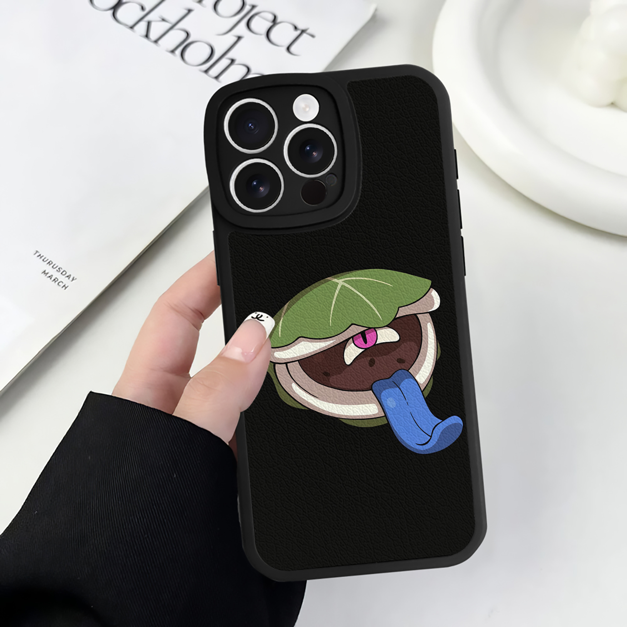（画像用） 妖怪ウォッチ Yo-kai Watch 【iPhone 16シリーズ対応】シリコンスマホケース（レザー調） 材質：シリコン